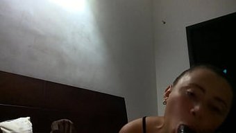 哥伦比亚娇小女孩在b...