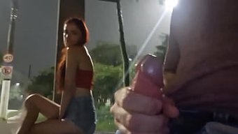 Emily大胆的公共...