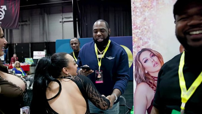 我们在停车场啪啪!Exxxotica Nj 2024 Vlog激情四射,欲火难耐。