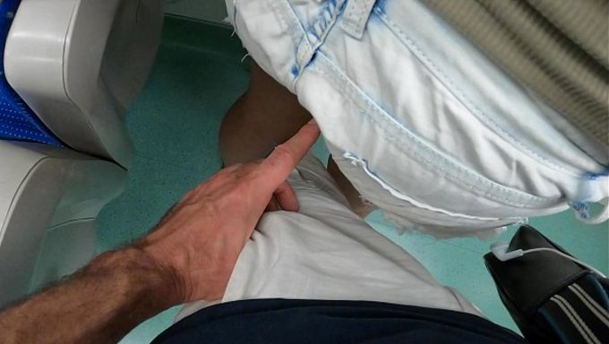 陌生人用手指偷偷在公共列车上玩弄她的骚逼