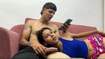 丰满的继妹在电影之夜...