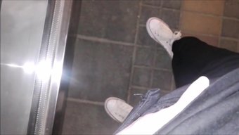 女孩用走路和拉扯来愉悦自己