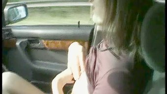 成熟的美女在树林里深喉口交