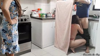 在继妹做饭时和女孩做...