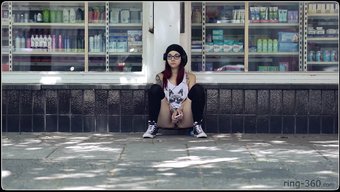 一个丰满的滑板手的感性展示