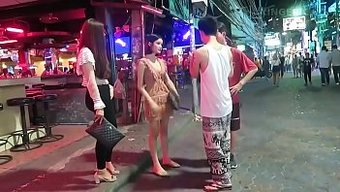 成熟的泰国男人和年轻...