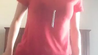 狂野的女孩在独奏视频中自慰