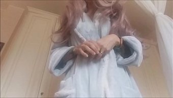 穿着比基尼的成熟美女...
