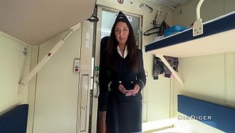 少女在火车上勾引列车...