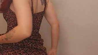 淘气的业余红发女郎展...