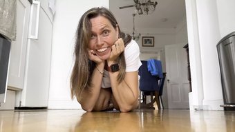 英国熟女小胸部被射精并喷射