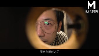 一个新婚女人在浴室里...
