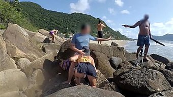 公共口交导致在愤怒的...