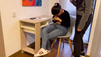 大屁股少女被业余双性恋操
