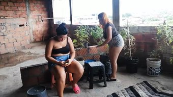女同性恋妈妈在花园里...