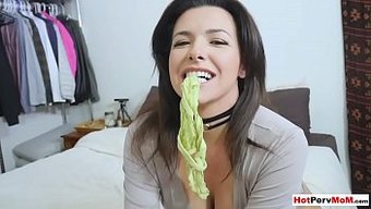 用继母的大自然乳房满...