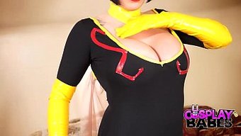 小胸部的棕发女郎用性...