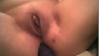 观看美丽的女人使用性...