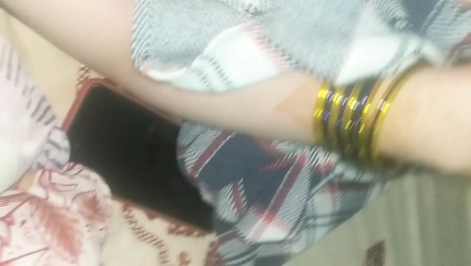 印度(南亚)少女的大自然乳房在软核视频中