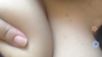 大自然乳房的现场自慰