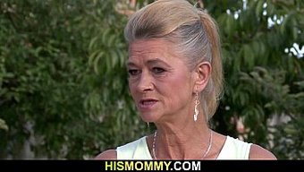 成熟的家庭主妇勾引她的继女