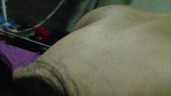 亚洲宝贝给了一个惊人的口交