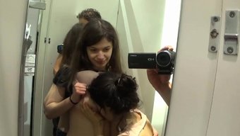 熟女和青少年在公共三人行中