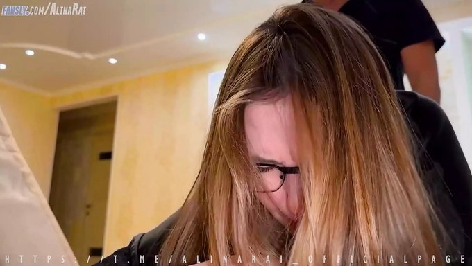 Alina Rai的继子在这个热门视频中利用了这种情况