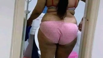 热辣的熟女在浴室里手...