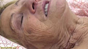 老年业余奶奶从后面深...