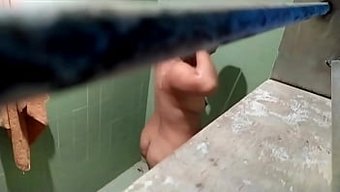 继妹的淋浴场景,用隐...