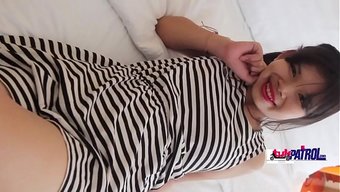 泰国女人娜娜第一次尝试巨根