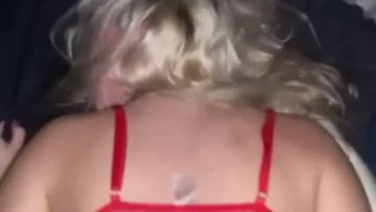穿着红色内衣的美丽年...