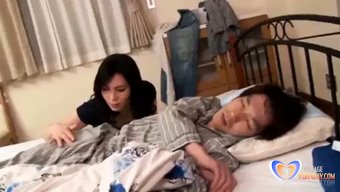 曲线美的熟女:日本妈...