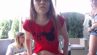与美丽的女孩在户外做爱