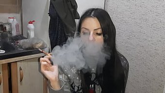 女友的吸烟癖好导致强...