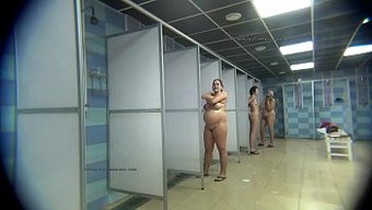 熟女在公共淋浴时被隐...
