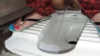 女孩在肮脏的印度视频...