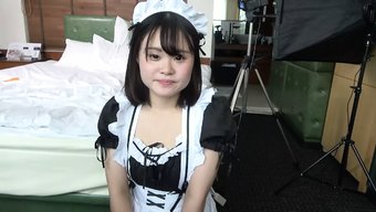 日本学生穿着女仆服装...