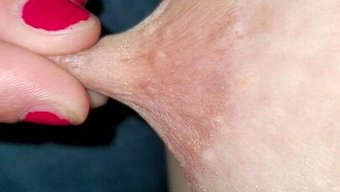 业余女孩玩弄她的小乳...