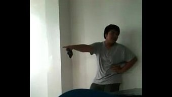 男性支配:亚洲男子屈...