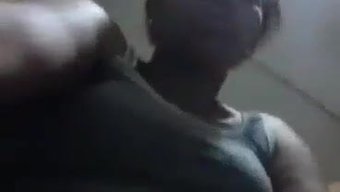 女孩们在自制视频中自慰