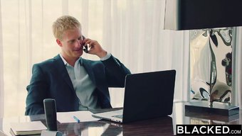 金发炸弹女人的跨种族...