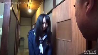一个成熟的日本男人享...