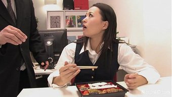 与亚洲美女的三人行和...