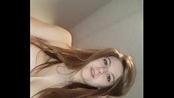 为一个兴奋的少女口交...
