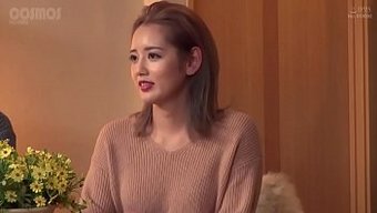 一个惊人的美女去水疗...