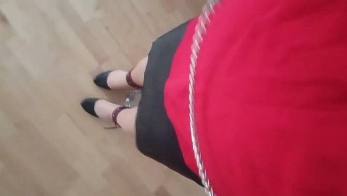 Sissy的惩罚:Bdsm中的高跟鞋癖好