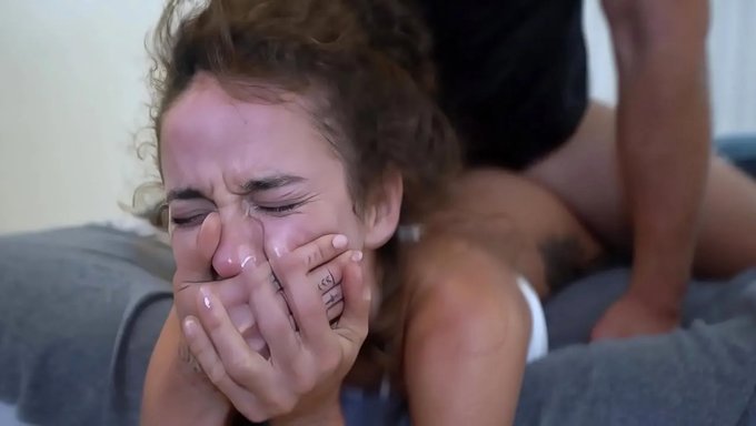 一个年轻女人低估了拍摄的强度,导致一根巨大的鸡巴压倒了她紧致的青少年身体。