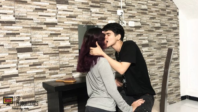 18+少女被男友操得爽歪歪